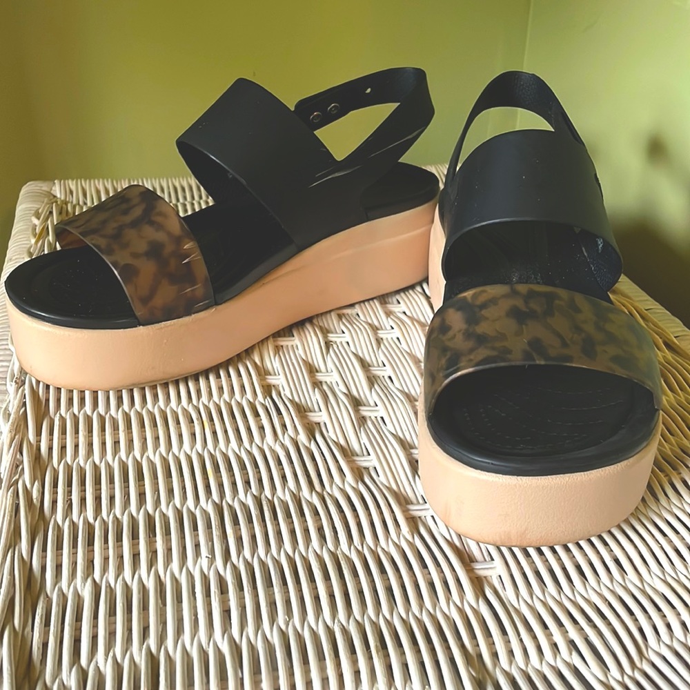 Crocs Brooklyn Low Wedge in Multicolor/Tortoise